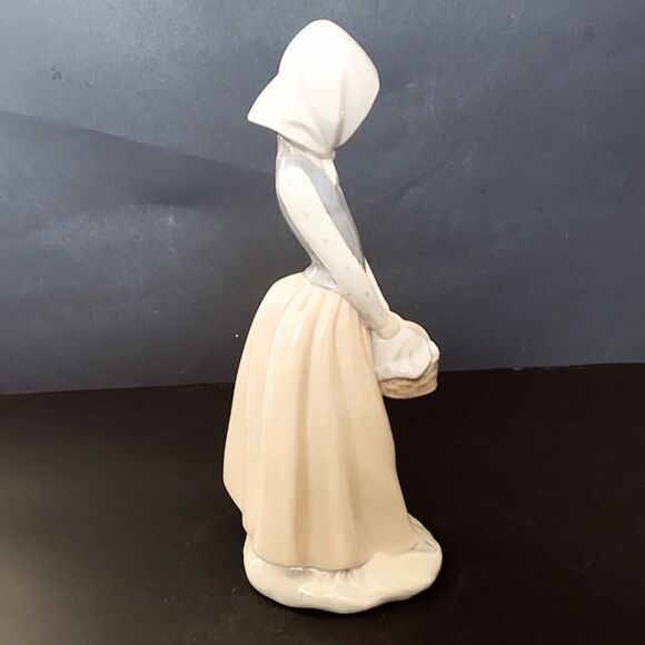 Lladro NAO Girl With Chicks and Hen Porcelain Figurine - Picture 4 of 6